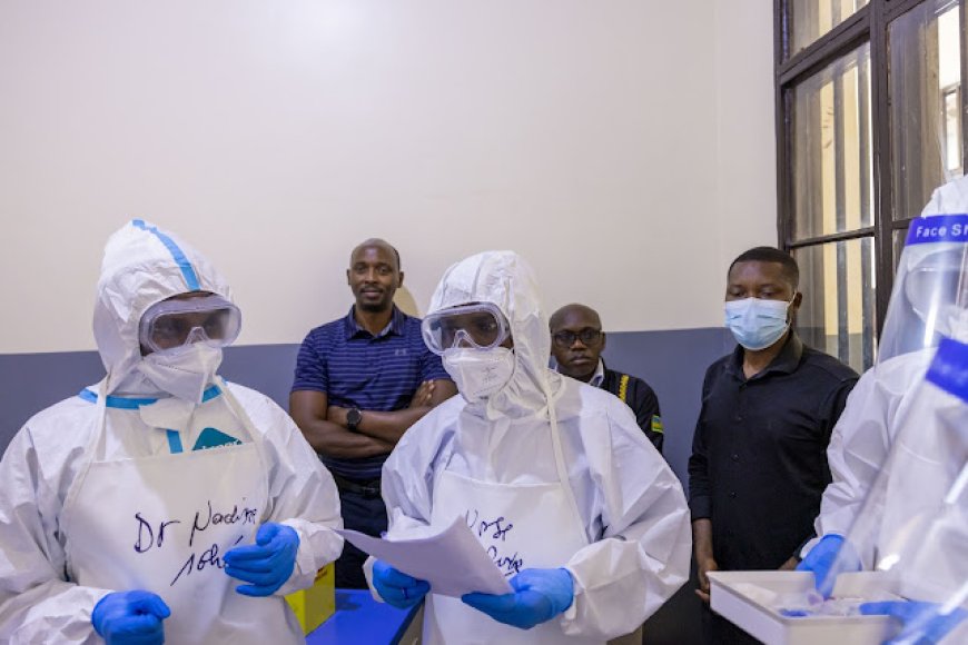 Minisitiri w’ubuzima yasuye Rusizi kugenzura uko biteguye guhangana na Ebola