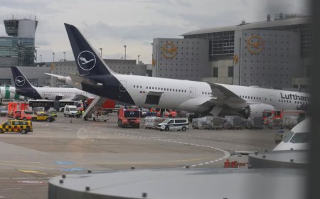 Several injured in Boeing 787 Nose-Gear Collapse