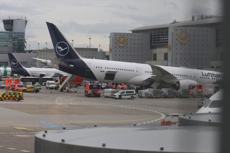 Several injured in Boeing 787 Nose-Gear Collapse